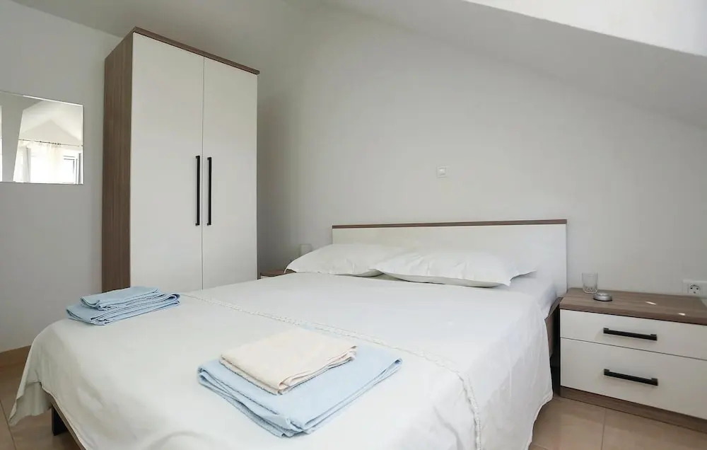 Three-Bedroom Holiday Home In Pucisca