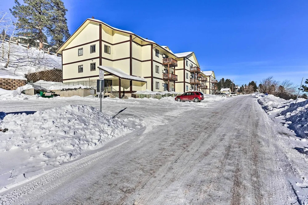 Walkable Lead Condo: 5 Mi to Terry Peak Ski Area!