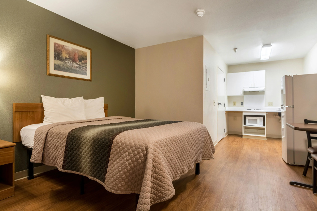 HomeTowne Studios by Red Roof Denver - Lakewood West