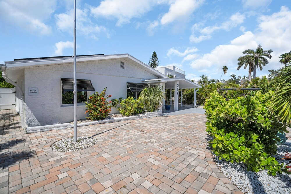 Heated Pool Hot tub Close to Beach Pet Friendly