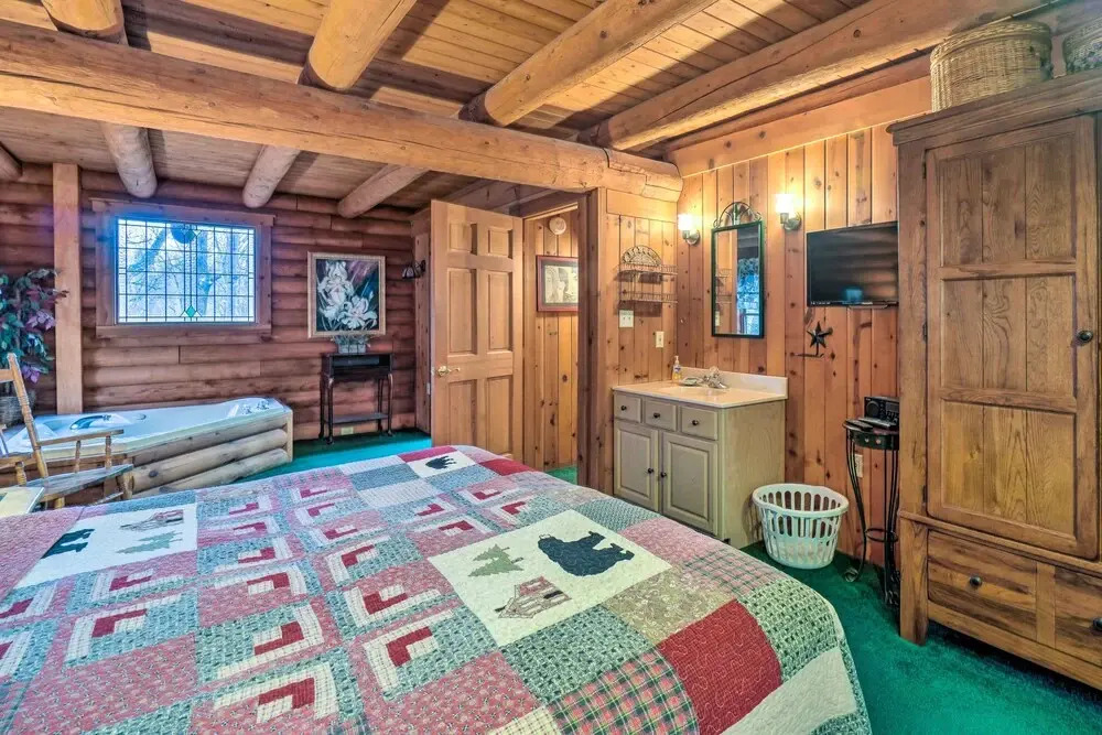 Gatlinburg Log Cabin w/ Hot Tub & Mountain Views