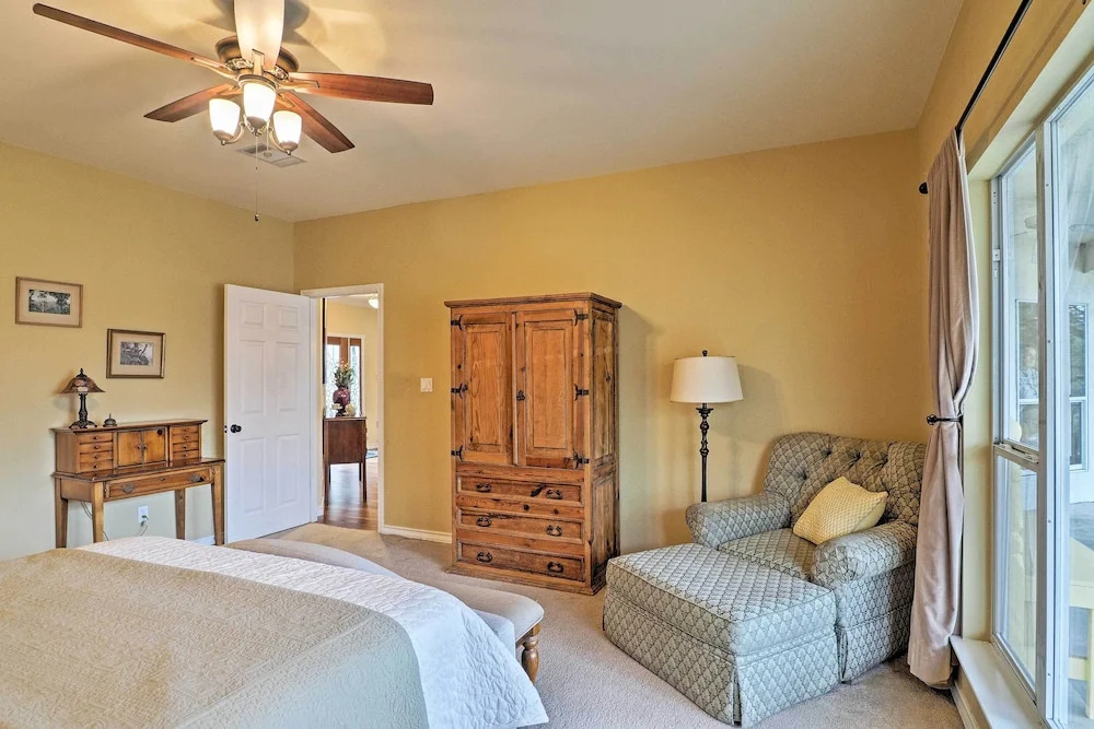 Round Rock Lakefront Home w/ Water Toys & Fire Pit
