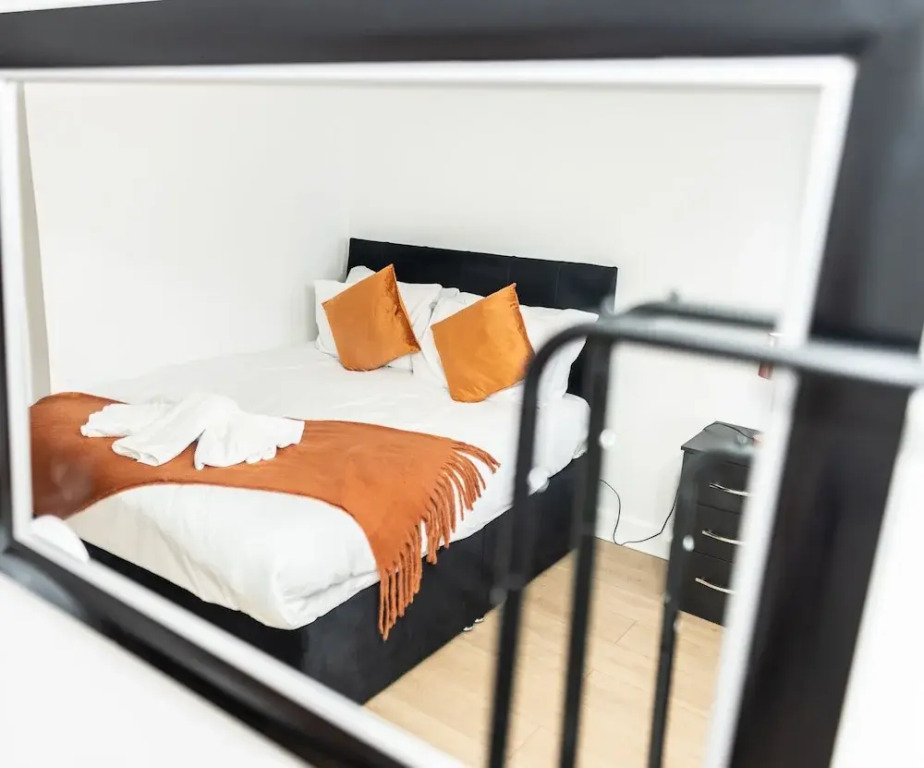 Apartment Sleeps 6 With Balcony and Parking