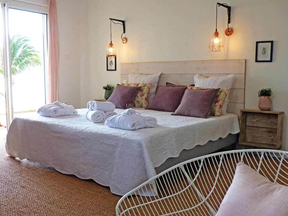 LA BOHEME, résidence de 5 appartements avec piscine, vue océan, Petite Ile