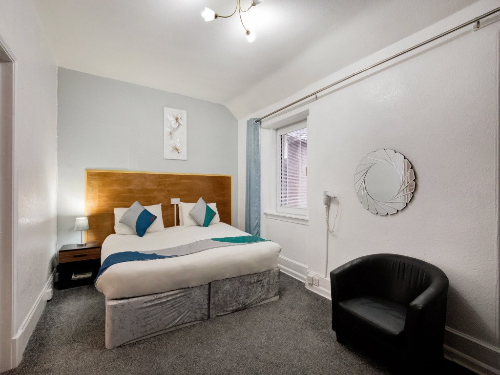 OYO Eastbank Hotel