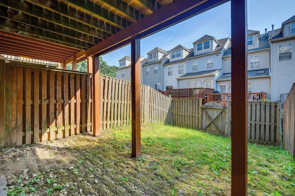 Owings Mills Townhouse: 8 Mi to Liberty Reservoir!