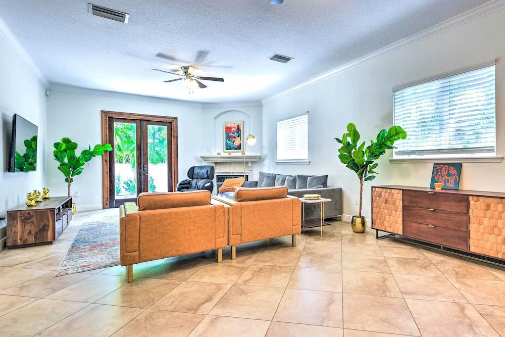 Sunny Sarasota Abode w/ Yard ~ 1 Mi to Dtwn!
