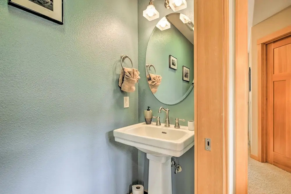 Spacious Family Townhome: Walk to Beach & Downtown