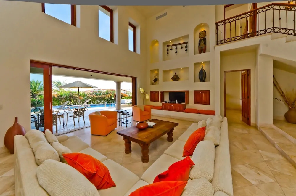 3,000 Sq. Ft. Villa With Beach Club Access: Villa de Phoenix