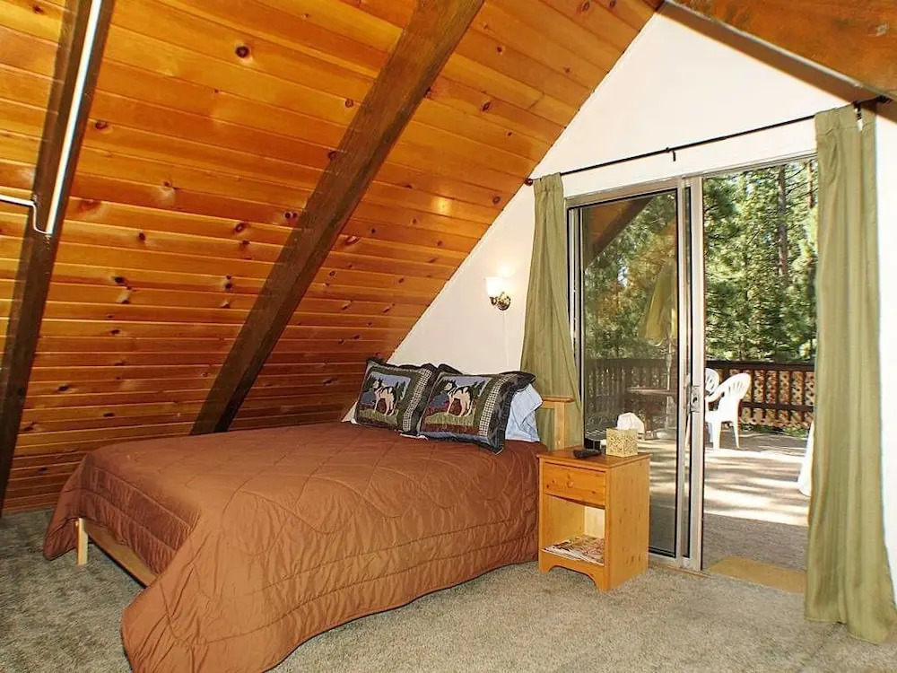 Tahoe Tree House  1831m 3 Bedroom Cabin