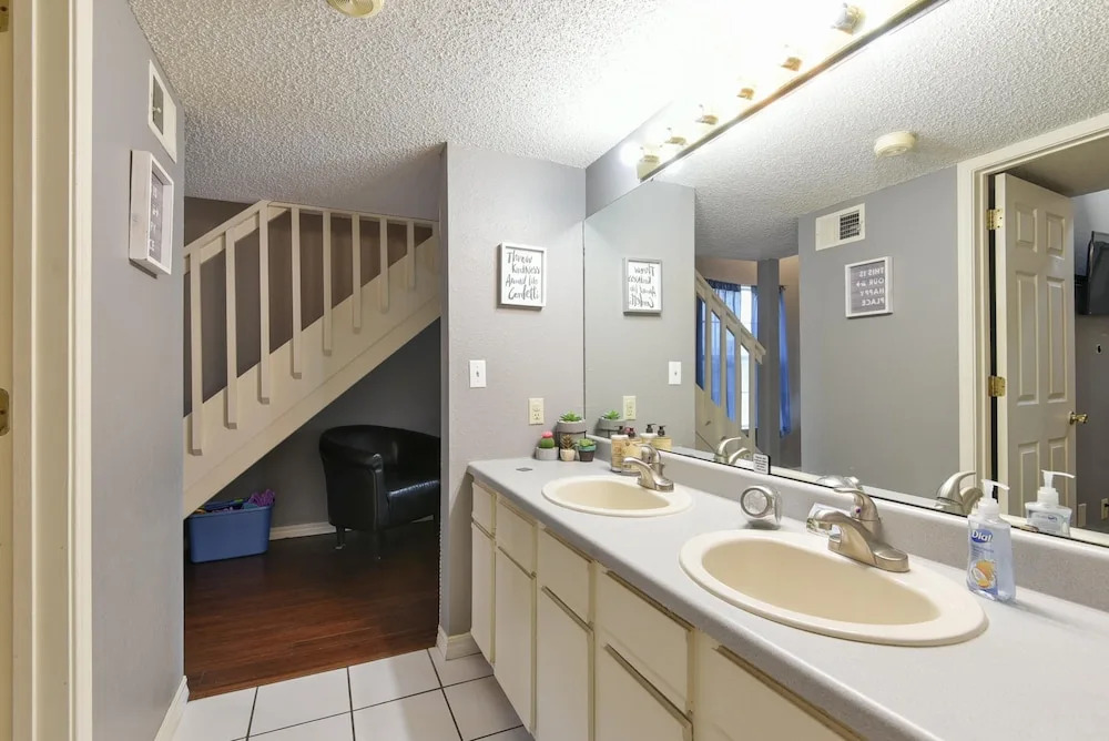 Memory Maker Condo - Great Location - Updated - Walk to Restaurant and Store!