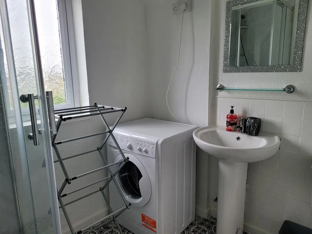 Apartment - Sleeps 2 - Parking - Near Station