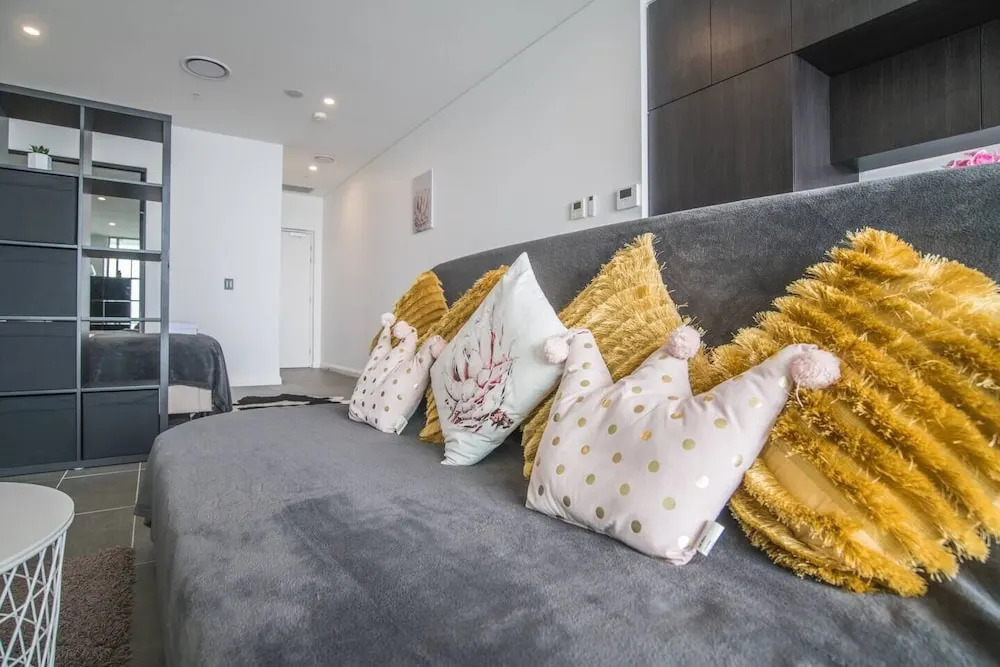 Home With Convenient Location! Close to Train&cbd
