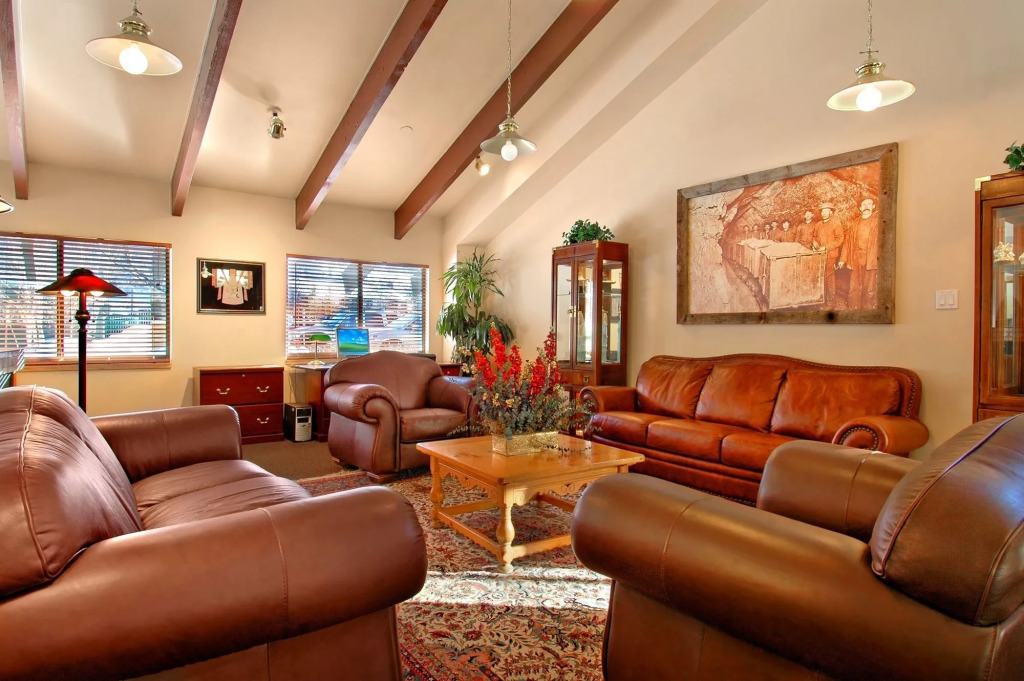 Prospector Accommodations by All Seasons Resort Lodging