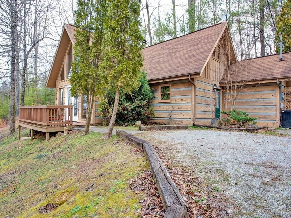 Bear Ridge 3 Bedroom Home with Hot Tub