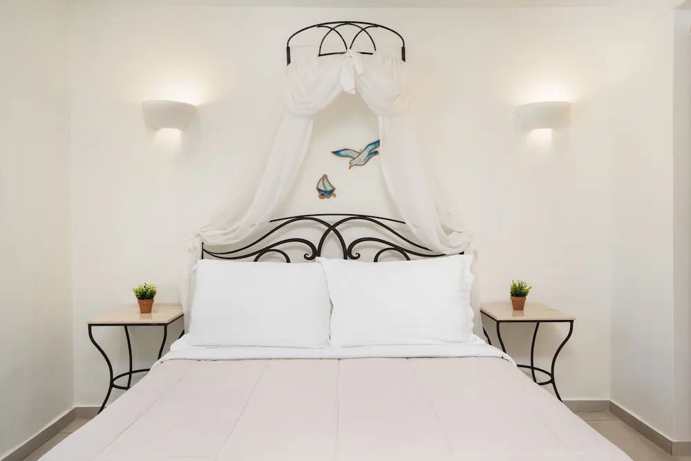Pithos Apartments