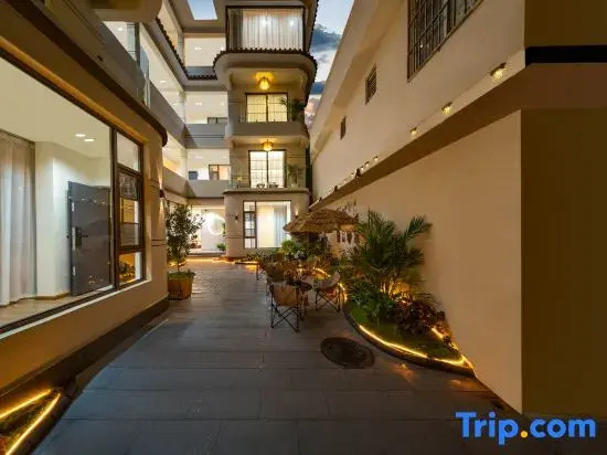 Qibao Snow Mountain Scenic Resort Courtyard