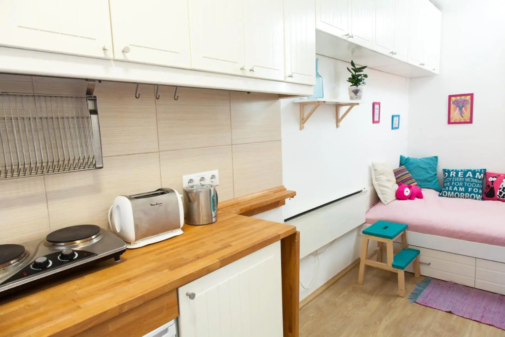 Self check-in eco studio - free street parking closeby
