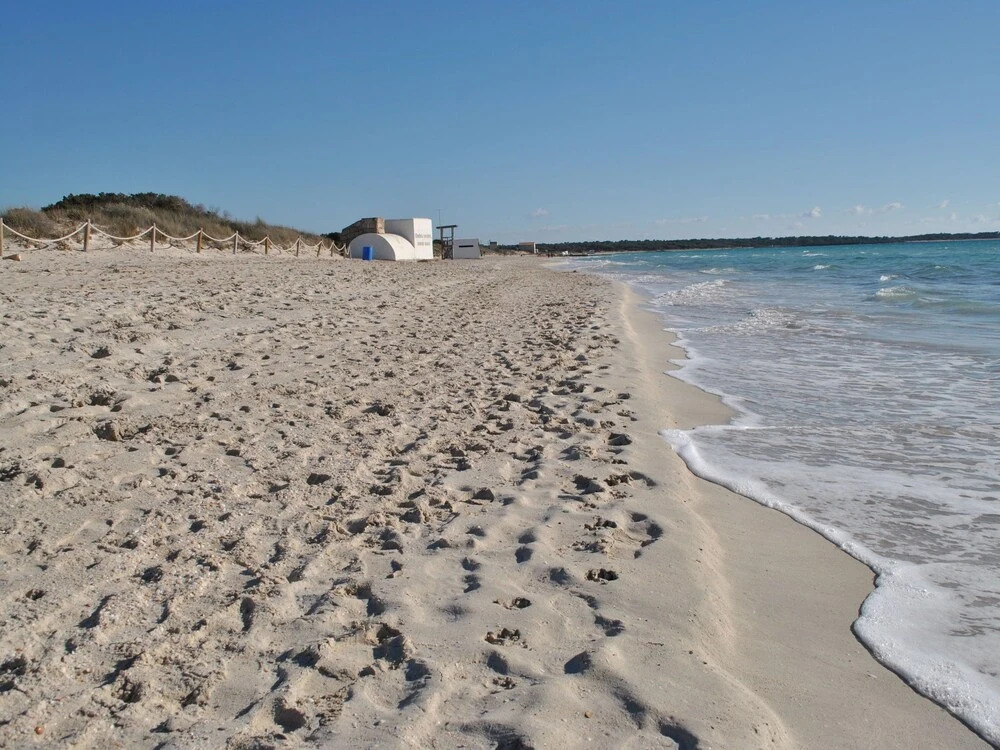 Simple house in super location with private access to the most beautiful beach.