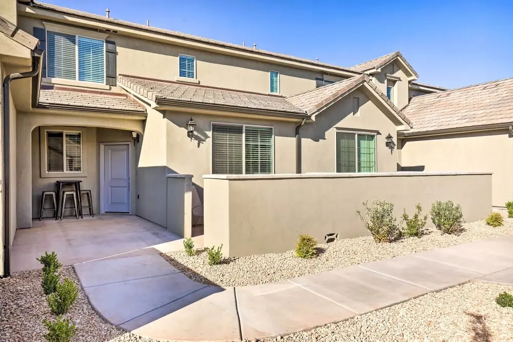 St George Area Townhome w/ Patio + Pool Access