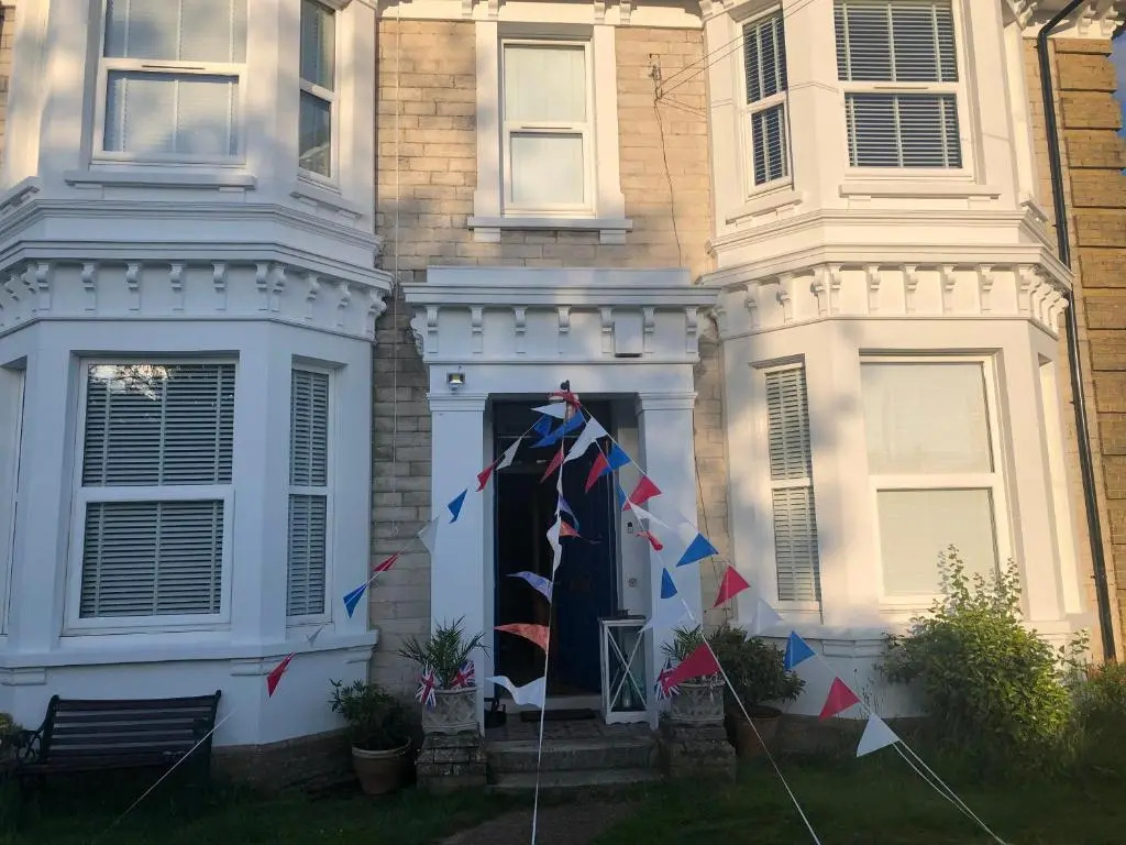 3 Bed Flat - Sleeps 5 - Garden - Parking - Wifi