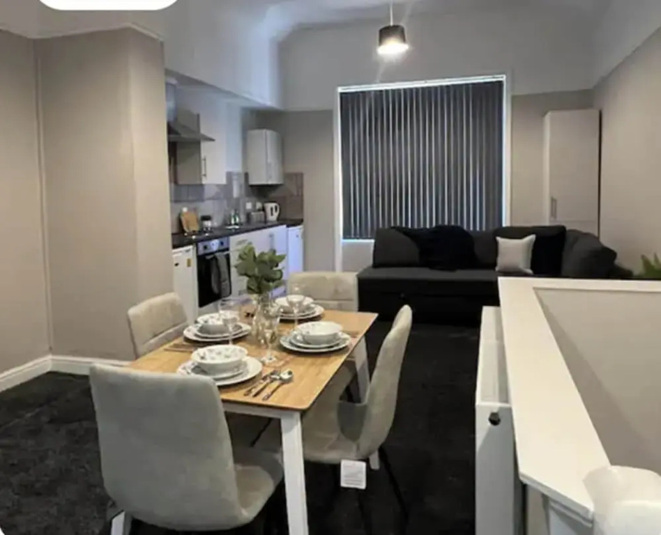 4 bed Studio in Rhyl With Parking - Close to Beach