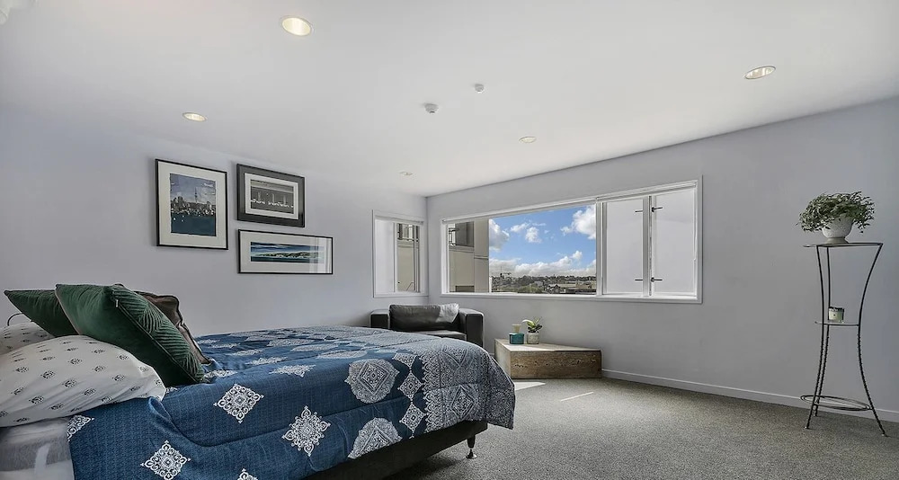 QV Executive Penthouse with Parking - 782