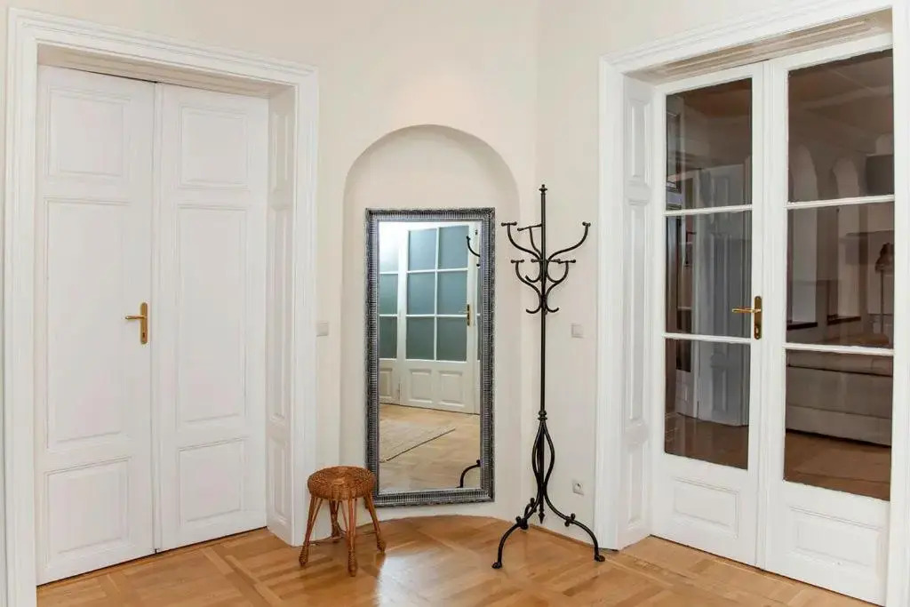 velký apartmán (145m2), v historickom centre Bratislavy na pešej zóne
