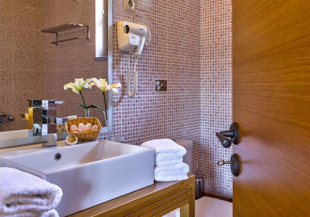 Apirathes Residence