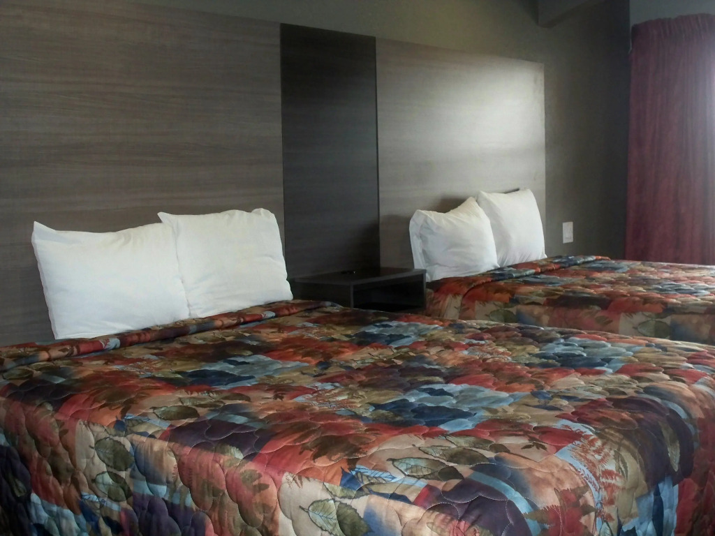 Econo Lodge Inn & Suites