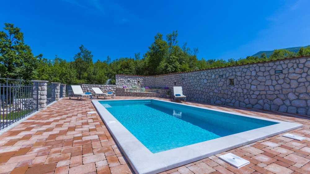 Rustic Villa Fragola with heated pool