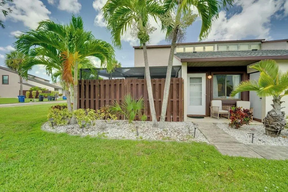 7 Mi to River District & Beach: Fort Myers Retreat