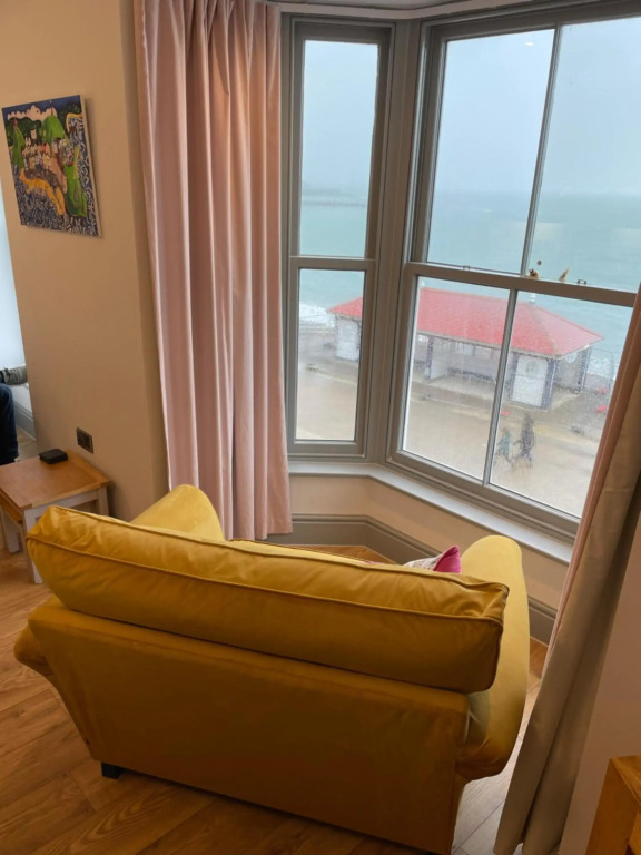 Sea View Modern Apartment - Sleeps 2