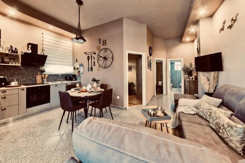 Deluxe Apartment No.8
