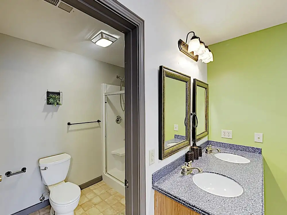 Woodland Haven: Hot Tub, Game Room, Near Downtown 3 Bedroom Home