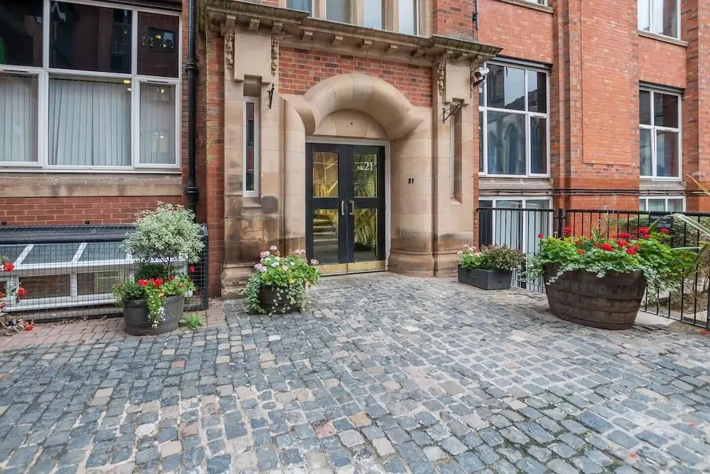Modern and Bright 1 Bedroom Apartment
