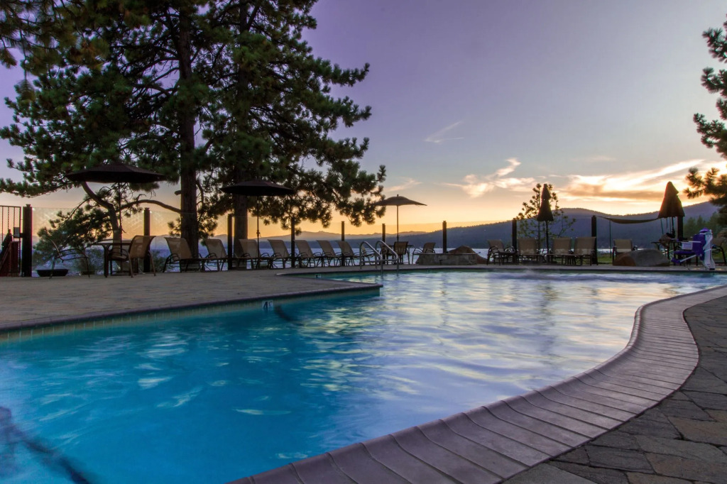 Red Wolf Lakeside Lodge