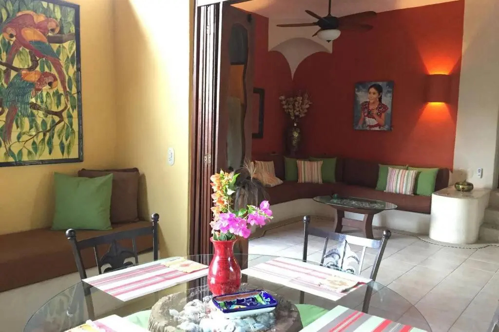 Newer & Roomy w/2 Pools. No Car Needed. Beaches, Restaurants & Shopping W/I walking distance. Taxis and buses abundant for reasonable price if needed