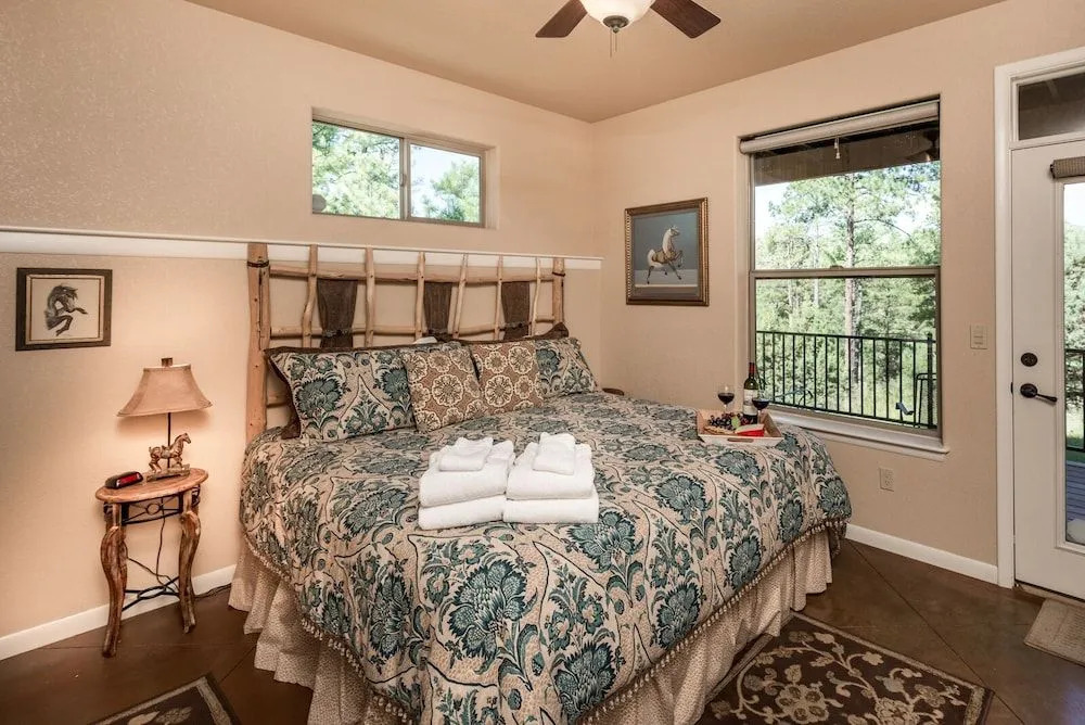 Adobe Mountain Views - Four Bedroom Cabin with Hot Tub