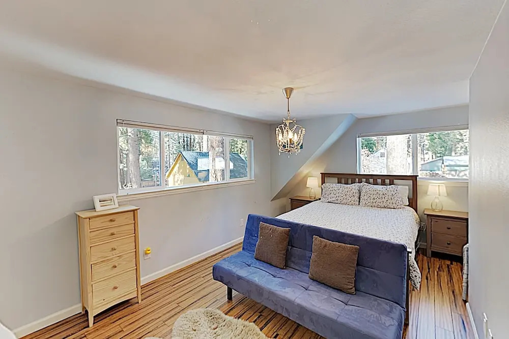 All-season Getaway - Serene Backyard W/ Hot Tub! 5 Bedroom Home