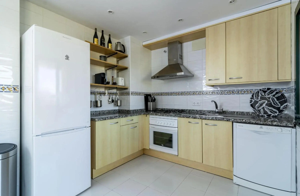 LA-Spacious penthouse, sea view, close to beach