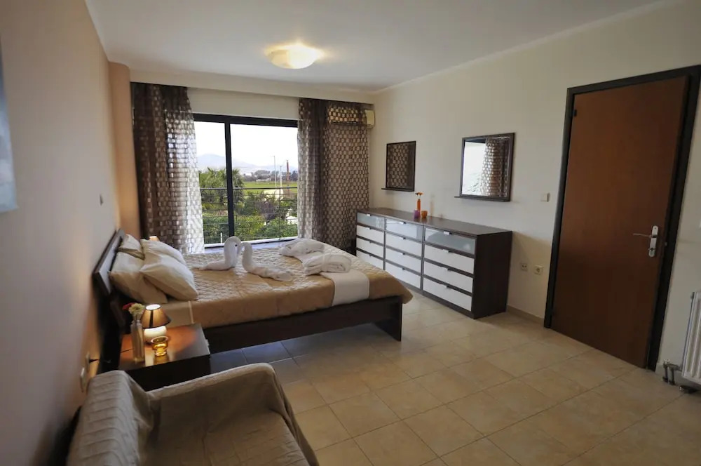 Xenos Villa 2 With 5 Bedrooms private swimming pool, near the sea