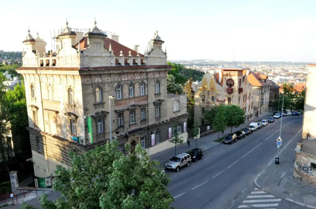 Central-Modern-Apartment