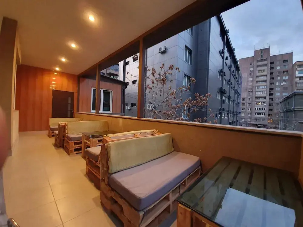 Doss Hostel And Hotel