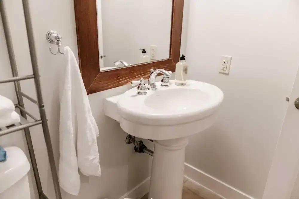 Lakefront Beachfront top Floor Condo w Pool