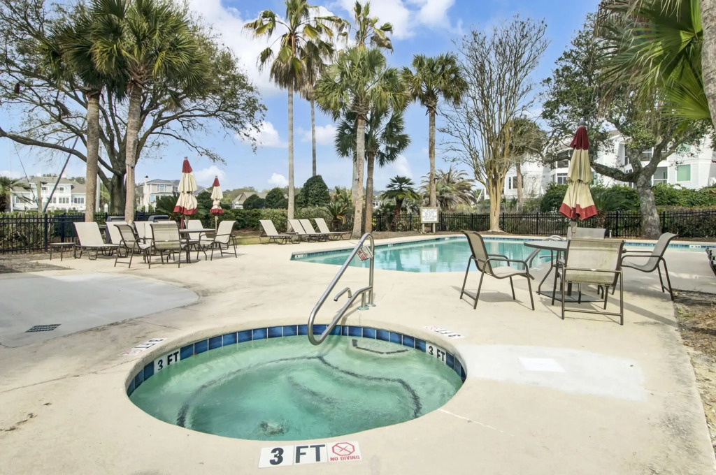 401 Yacht by Avantstay Marina View, Pool, Porch