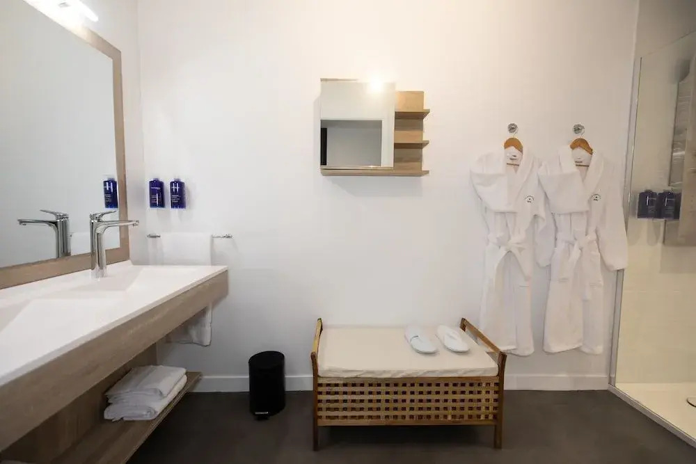 Le Barracuda & Spa, pieds dans leau, vue mer, espace bien-être offert