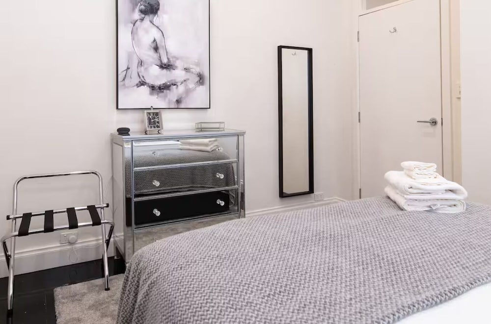 Lovely & Spacious 2-BR home in Norwood