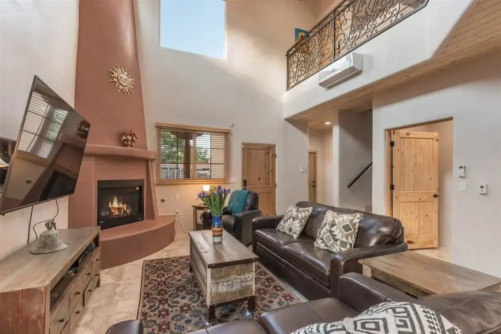 Linda - Stunning Contemporary Home, Walk to The Plaza