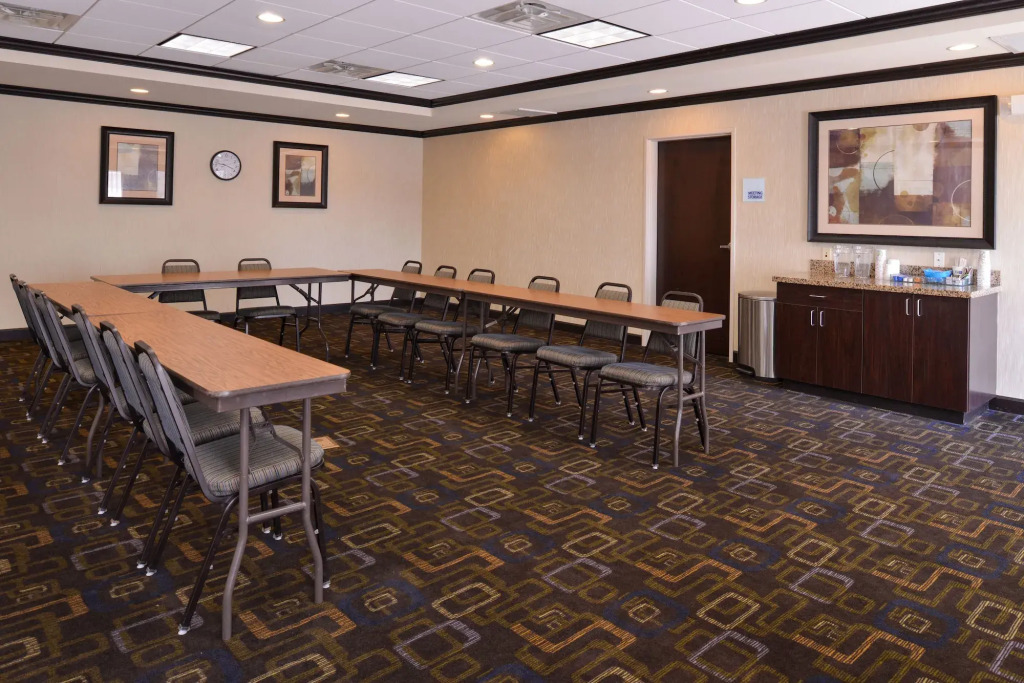 Holiday Inn Express & Suites Fairmont by IHG